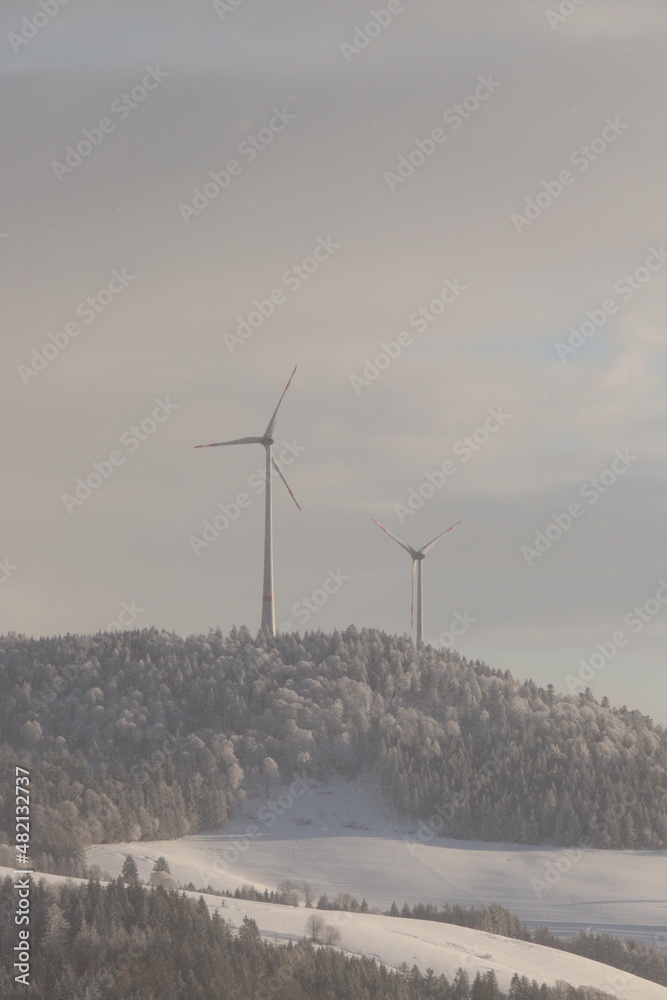 Fototapeta premium windräder auf einem berg