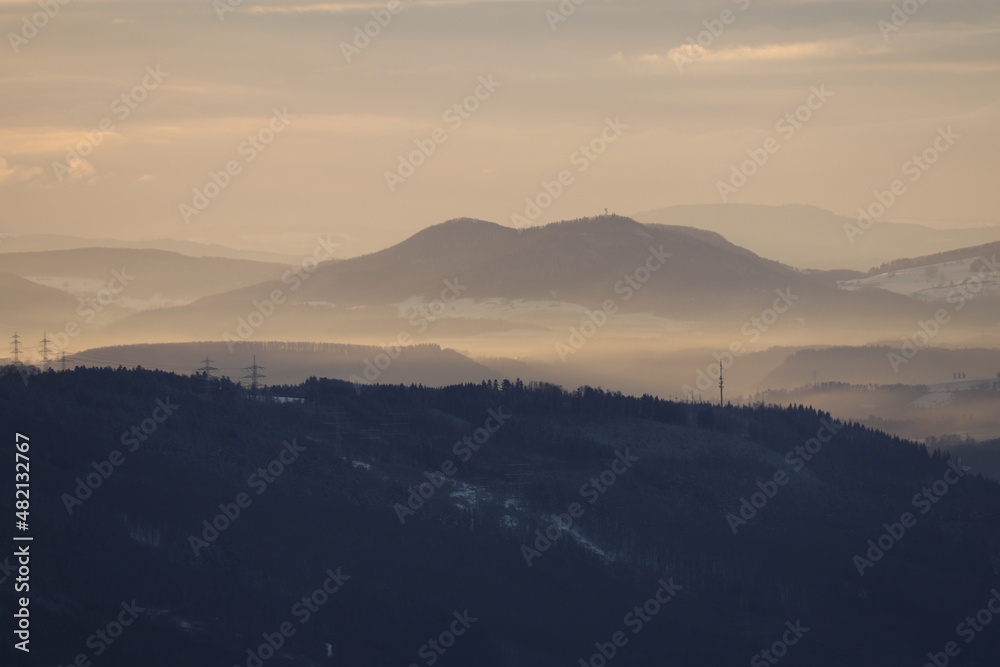Naklejka premium nebeldecke im tal