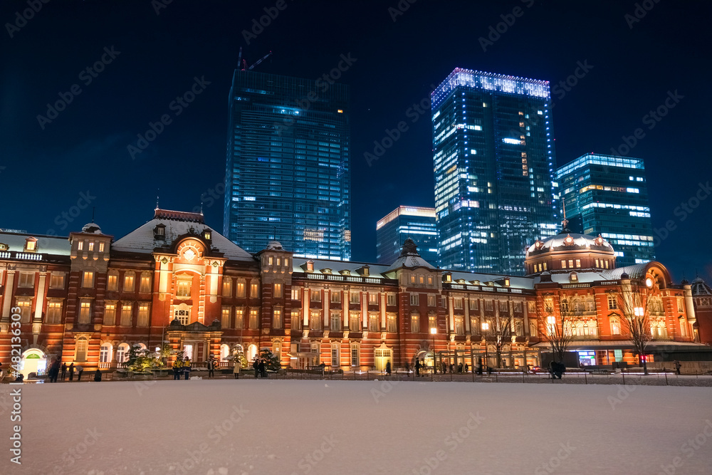 Fototapeta premium 東京都 雪の日の東京駅 夜景（2022年1月6日）