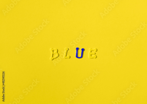 Gelb Blau Komplementärkonstrast Buchstaben auf Grund