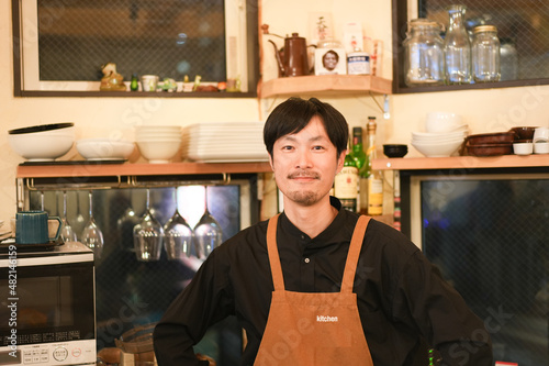 バルの飲食店の男性