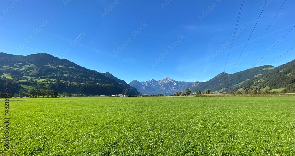 Loassattel zwischen Pillberg und Hochfügen Zillertal im Bezirk Schwaz Tirol Österreich mit dem Mountainbike im Herbst - Talausgang Richtung Strass und Karwendel