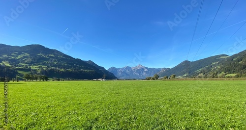 Loassattel zwischen Pillberg und Hochfügen Zillertal im Bezirk Schwaz Tirol Österreich mit dem Mountainbike im Herbst - Talausgang Richtung Strass und Karwendel