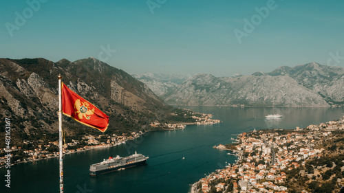 Foto Montenegro's Flag waving at the top of Kotor Fortress in Bay of Boka, Montenegro