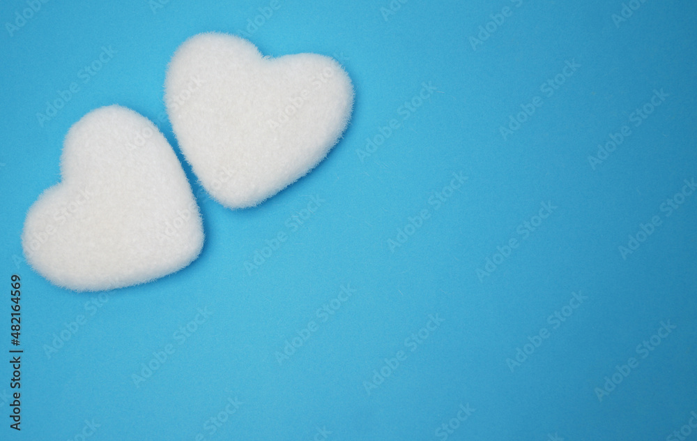 Obraz premium Valentine's Day card. Valentine's Day background. Two shaggy white Valentine hearts blue background. Copy space. Top view.