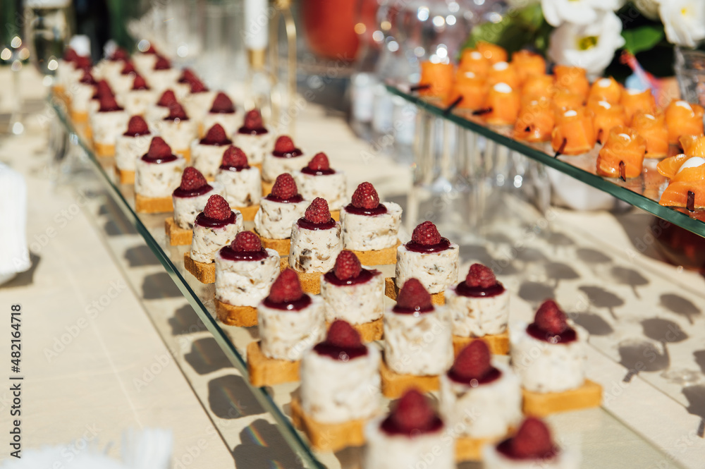 The closeup image of the various small cup cakes