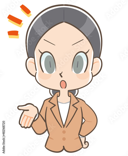怒りをあらわにして意見を言うスーツ姿の女性