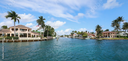 Fotografia View of beautiful homes on the Intracoastal Waterway at Lighthouse Point and Pompano Beach, Florida, USA