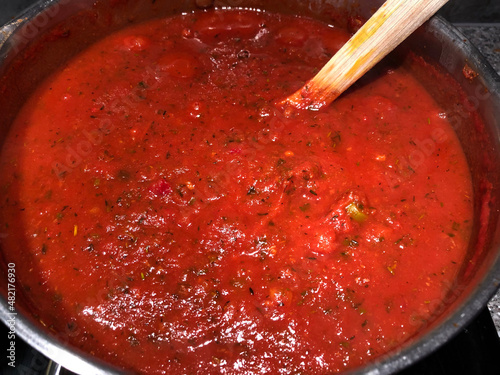 фотографія Thick spaghetti sauce simmering on the stove