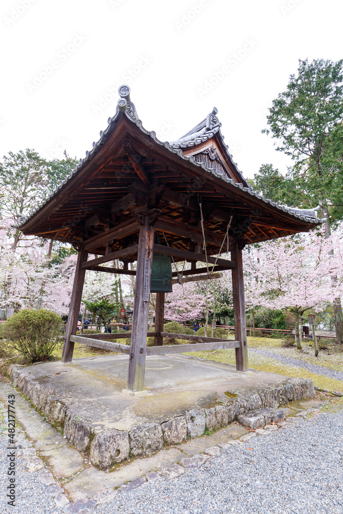 京都・醍醐寺の鐘楼 京都・醍醐寺の鐘楼