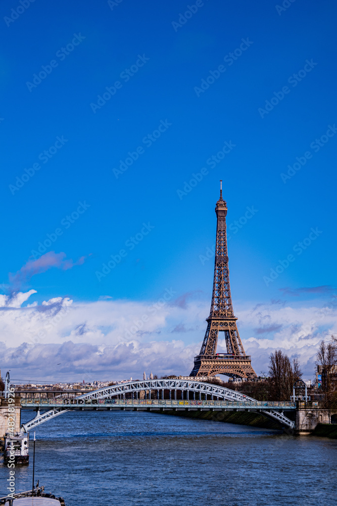 Fototapeta premium エッフェル塔と青空