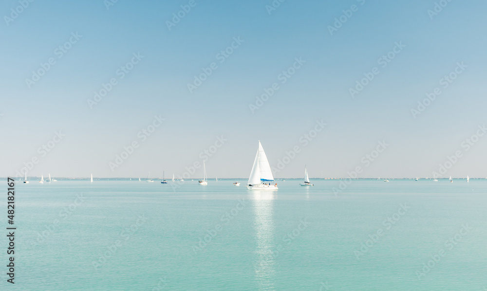 Obraz premium Sailboats on the beautiful lake Balaton in September.