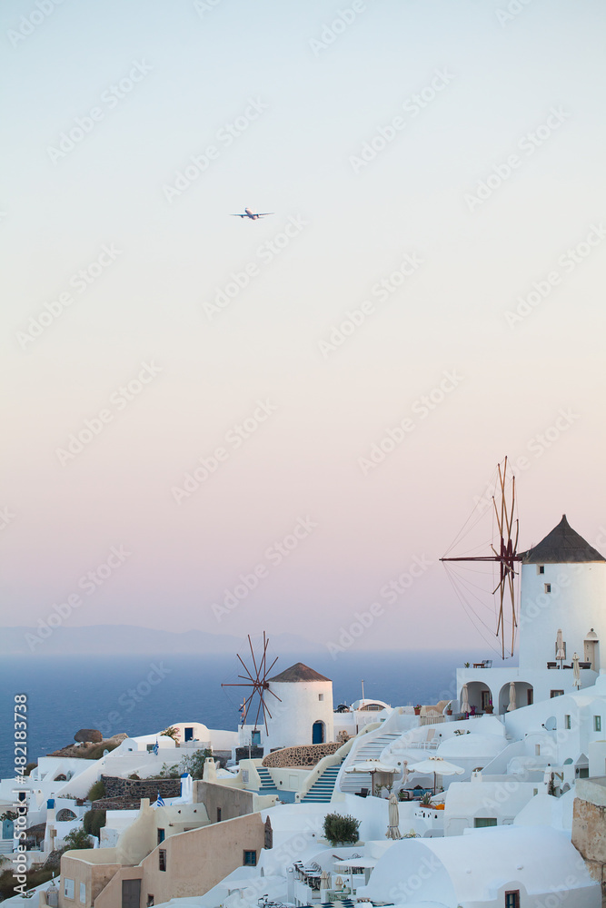 Fototapeta premium Oia town on Santorini island, Greece. Incredibly romantic sunrise on Santorini. Oia village in the morning light.