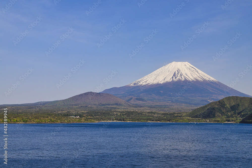 春の富士山と本栖湖　山梨県