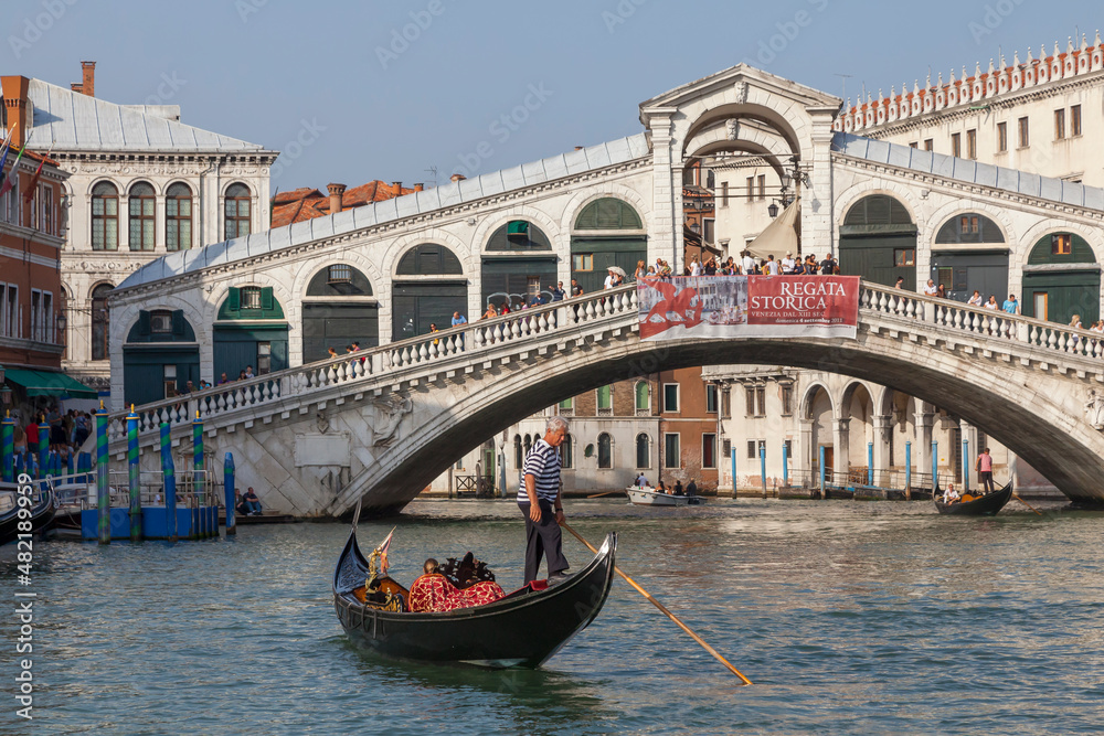 Canal Grande, Rialtobrücke, Gondoliere, Gondel, Touristen, Venedig