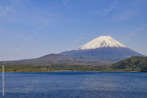 春の富士山と本栖湖 山梨県