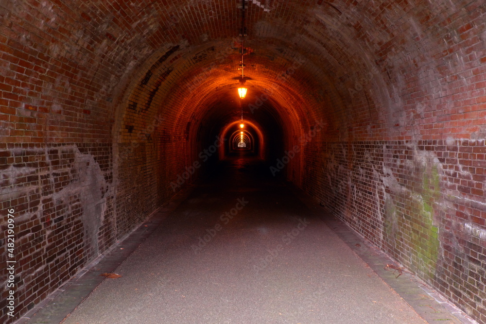 Obraz premium 古いトンネルイメージ3