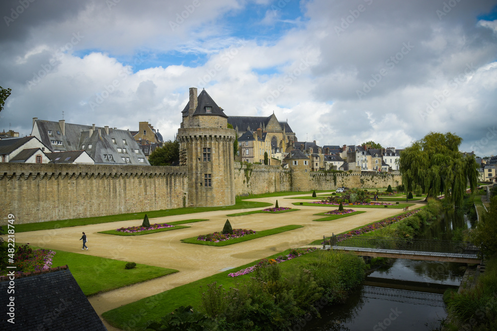 Obraz premium View on the ramparts of Vannes and its flower garden