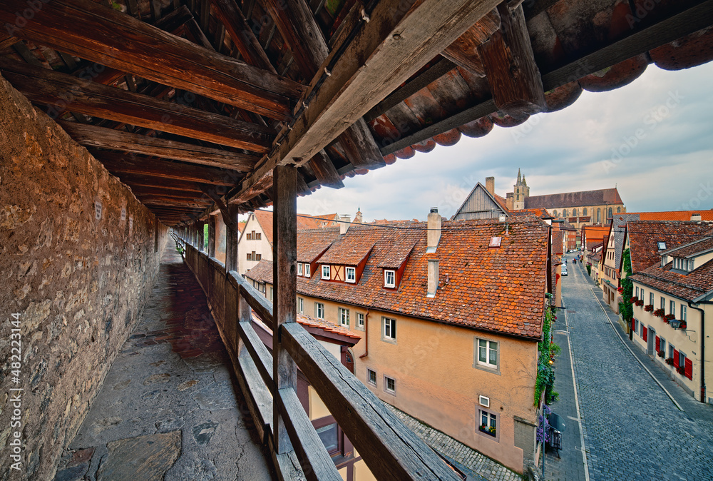 Niemcy, Bawaria Rothenburg ob der Tauber bajkowe miasto średniowieczne mury miejskie i fortyfikacje - obrazy, fototapety, plakaty 