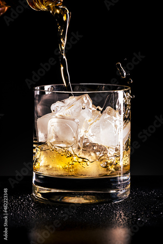 Whiskey Glas auf Eis Close Up