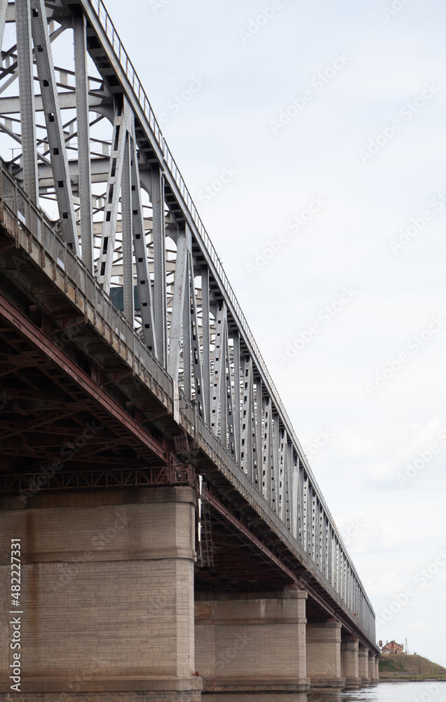 Obraz premium Metal bridge over wide river