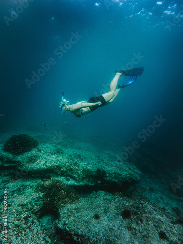 Women underwater snorkling © Nomade Amoureux