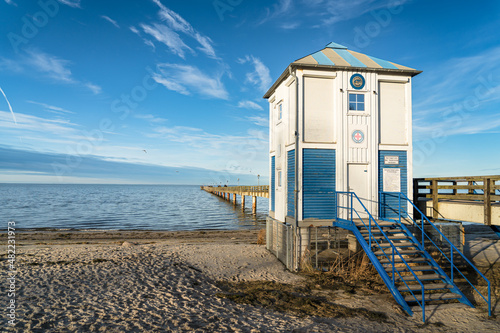 Rettungsturm am Strand neben der Seebrücke Lubmin photo