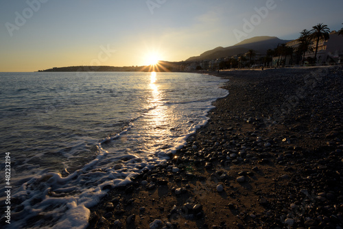 coucher de soleil iconique sur la plage de Menton - Alpes-Maritimes photo