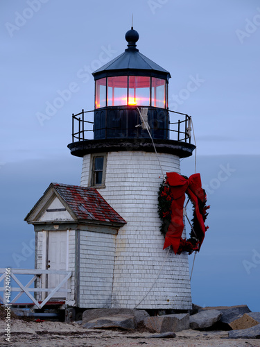 Vertical image of Dusk and sunset at the Brant Point Light house at the entrance Fototapet