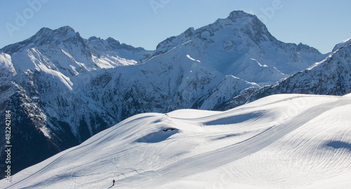 Les Deux Alpes est une station de sports d'hiver française située en Oisans, dans le massif des Écrins. Localisée dans le département de l’Isère et la région d’Auvergne-Rhône-Alpes © jef 77