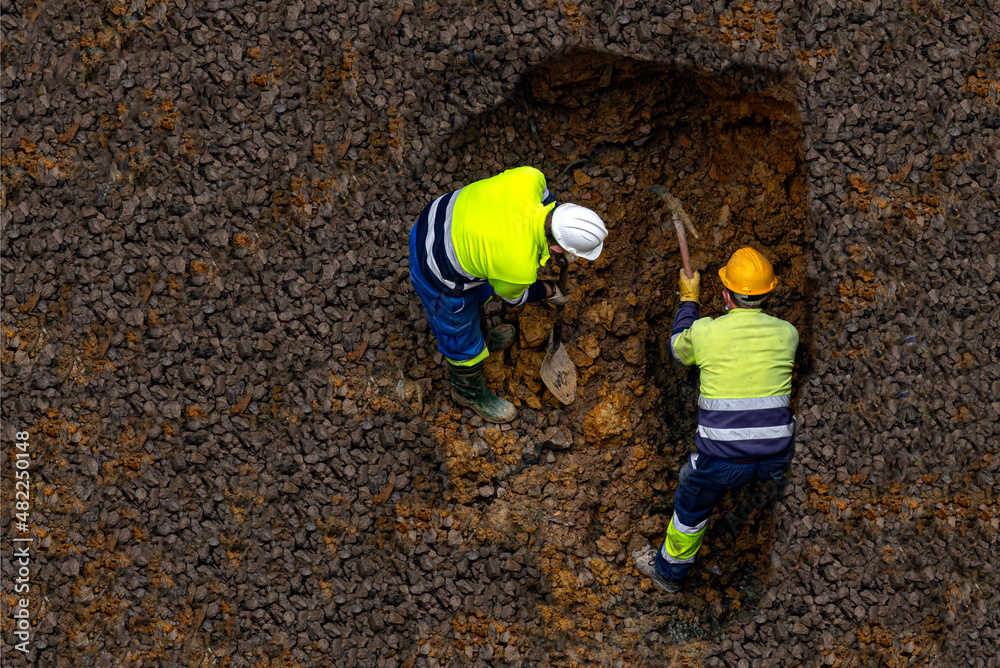 obreros cavadores profesionales con pico o pala o mineros cavando un agujero en la tierra obreros cavadores profesionales con pico o pala o mineros cavando un agujero en la tierra