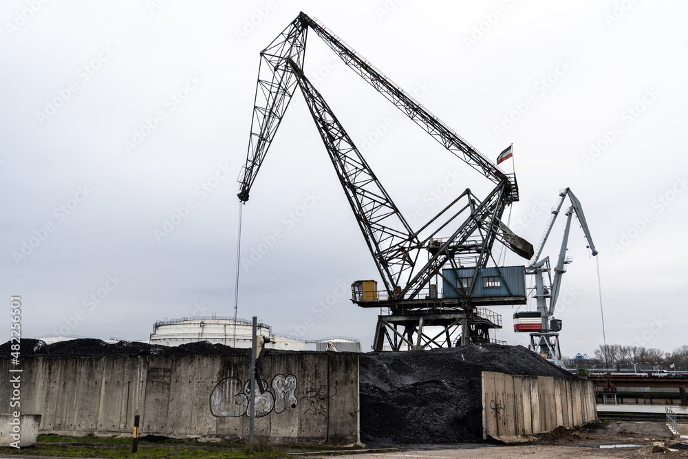 Hafen mit Kränen am Main Hafen mit Kränen am Main