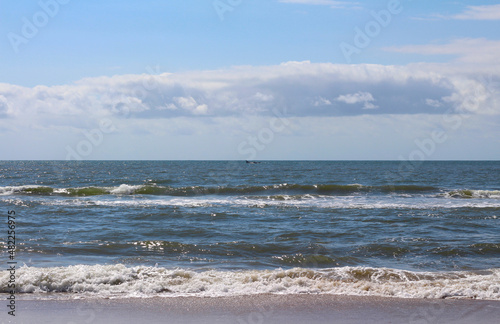 Paisagem da praia de Guaratuba, paisagem da entrada do mar, mar com ondas e nuvem no céu, paisagem das férias, paisagem da praia