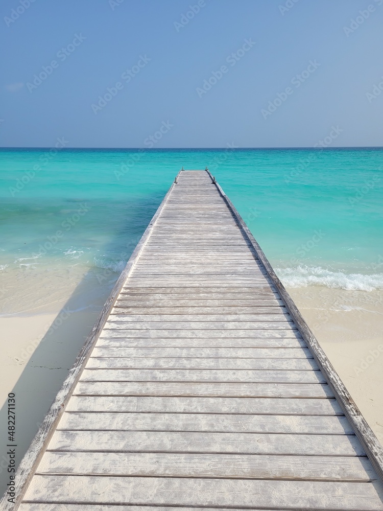 Obraz premium wooden pier on the beach