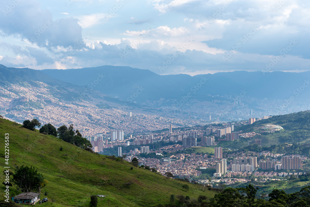 Panorámica del área metropolitana del Valle de Aburrá, en primer plano la ciudad de Bello, al fondo Medellín, enero de 2022, Antioquia Colombia