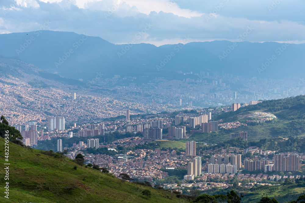 Panorámica del área metropolitana del Valle de Aburrá, en primer plano la ciudad de Bello, al fondo Medellín, enero de 2022, Antioquia Colombia