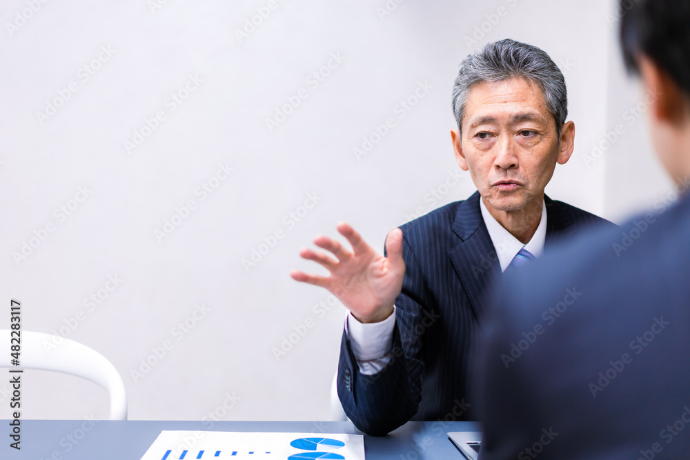 打ち合わせをする二人のビジネスマン 打ち合わせをする二人のビジネスマン