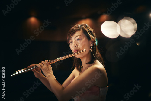 フルートを吹く女性 photo