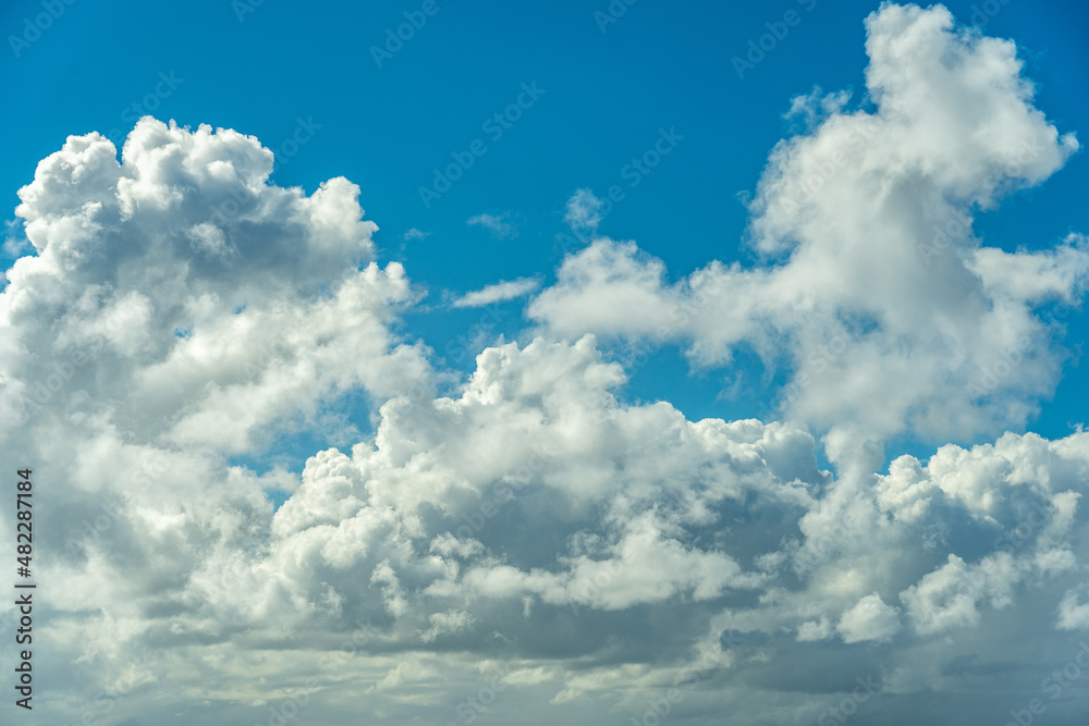 Obraz premium White clouds in the blue sky