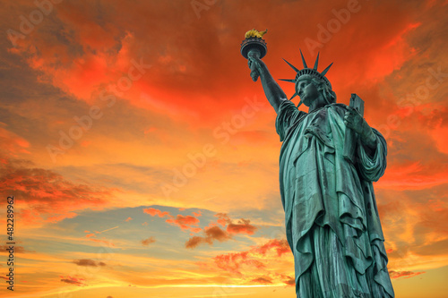 Fototapet statue of liberty at sunset