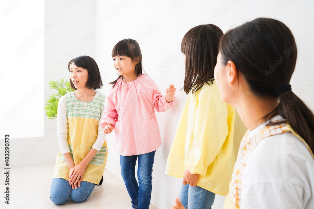 こども園で遊ぶ子どもたち