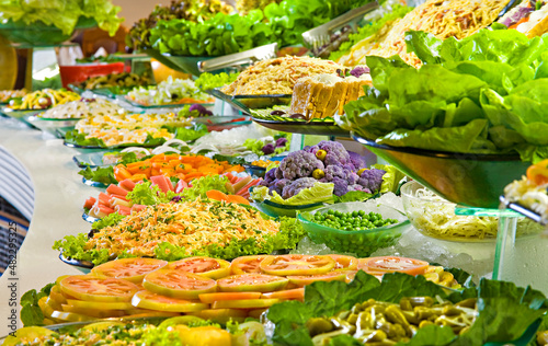 Pista de comida com alface, almeirão, tomate