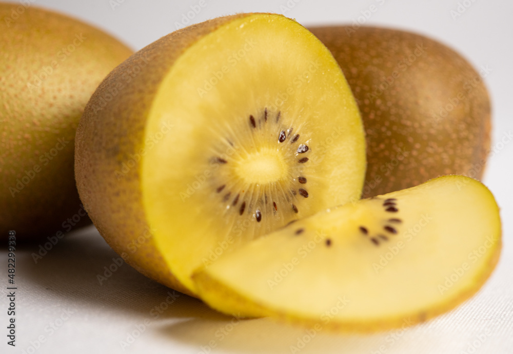 Kiwi rebanado sobre fondo blanco Kiwi rebanado sobre fondo blanco