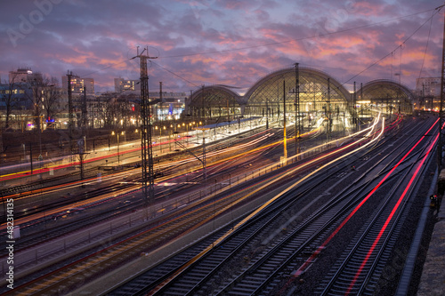 Zugverkehr am Abend in Dresden, Hauptbahnhof