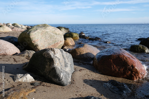 Blaues Meer und Felsen am der Ostsee