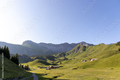 Pergpanorama Engstligenalp  gr  ne Wiesen  Berge  Bergkette  blauer Himmel  Ruhe   