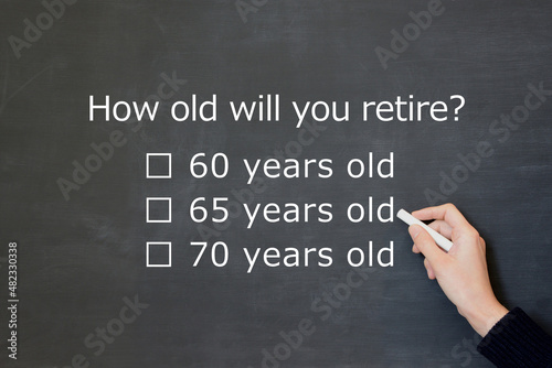 何歳に退職をするかの質問を黒板に描くビジネスマンの手元 photo