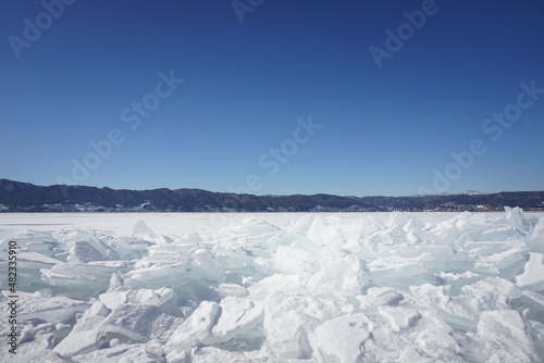 御神渡りが期待される凍った諏訪湖と湖岸に漂着した氷のブロック © May.G