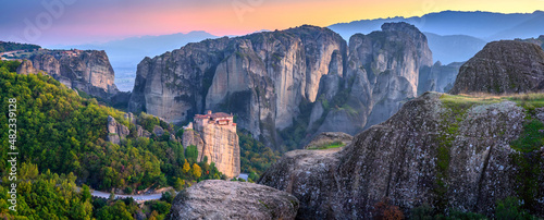 Majestic view of famous Eastern Orthodox monasteries на закате солнца, место listed as a World Heritage site, Греция, Европа. landscape place of monasteries on the rock.