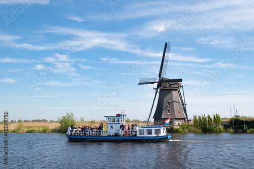 オランダの風車と運河を行く観光船（キンデルダイク）